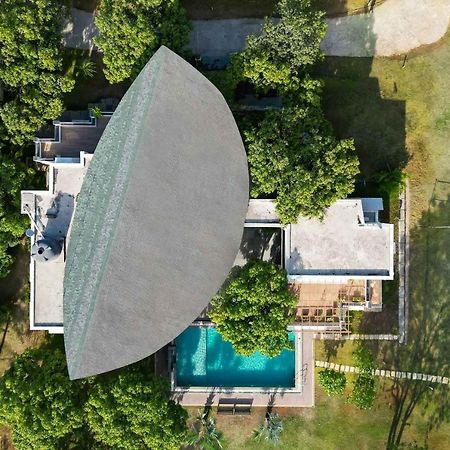 The Leaf By Stayvista - An Enchanting Escape Offering A Pool, Terrace, Lush Lawn, Contemporary Interiors, And Indoor Games Alībāg Eksteriør billede